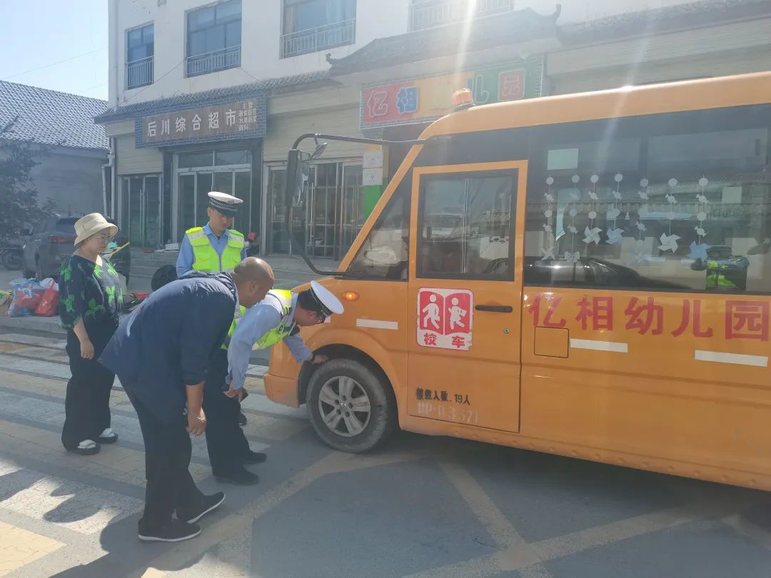 【開學季】臨潭公安交警開展校車安全檢查 圖片