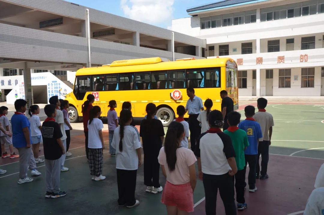 強化校車安全意識 共筑學生安全防線——記鄒區二實小校車安全應急疏散演練活動 強化校車安全意識 共筑學生安全防線——記鄒區二實小校車安全應急疏散演練活動