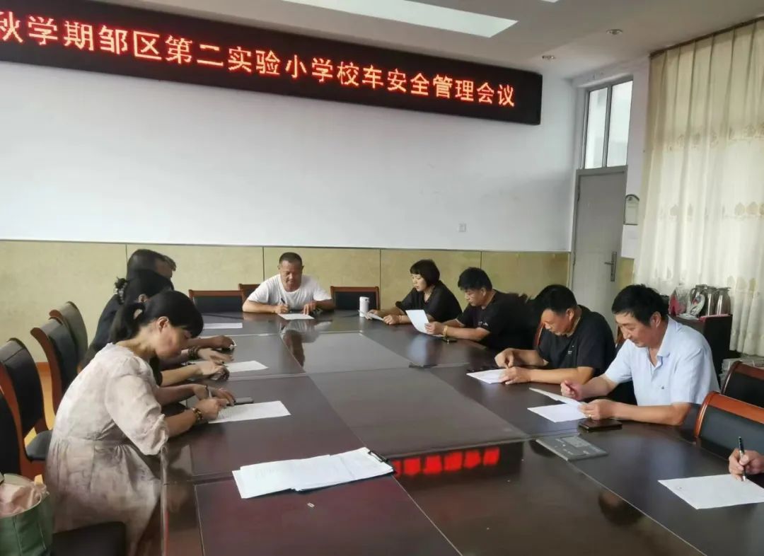 強化校車安全意識 共筑學生安全防線——記鄒區二實小校車安全應急疏散演練活動 強化校車安全意識 共筑學生安全防線——記鄒區二實小校車安全應急疏散演練活動