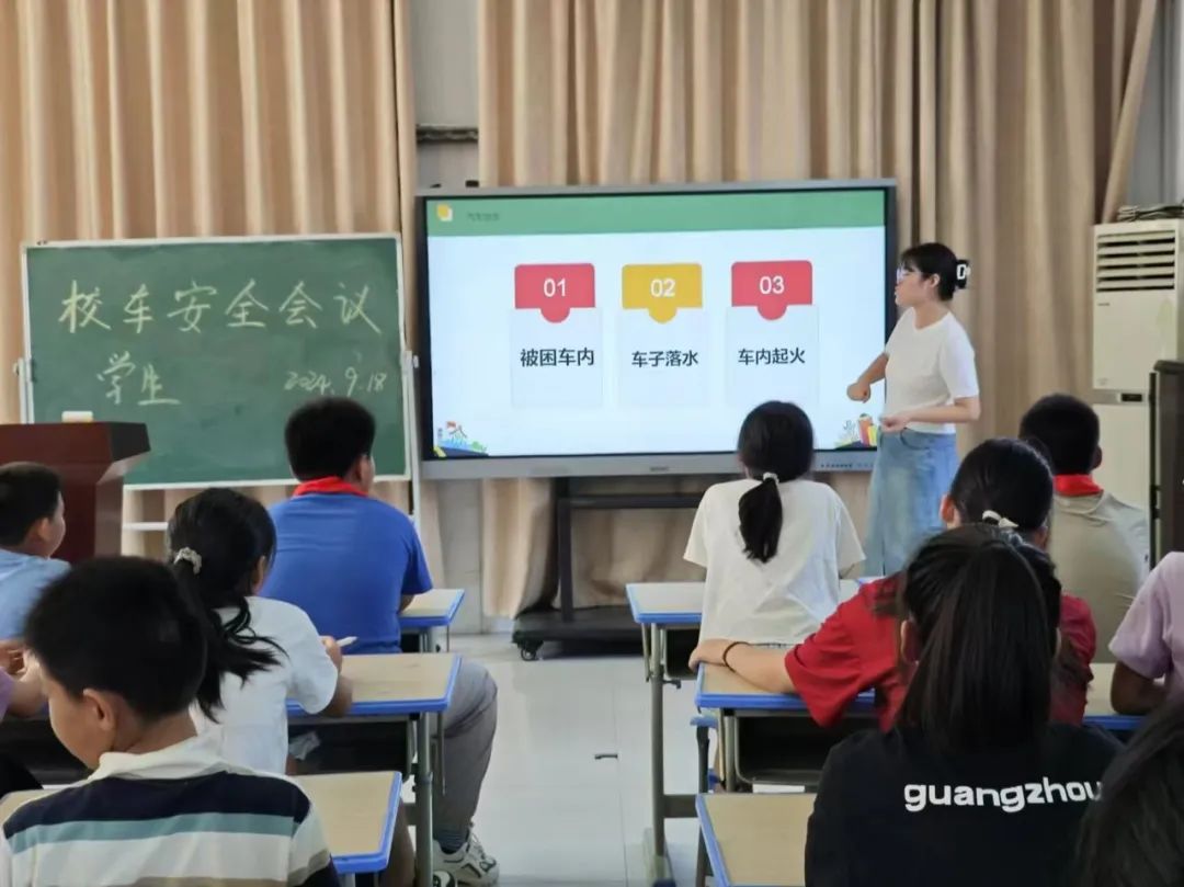 強化校車安全意識 共筑學生安全防線——記鄒區二實小校車安全應急疏散演練活動 強化校車安全意識 共筑學生安全防線——記鄒區二實小校車安全應急疏散演練活動