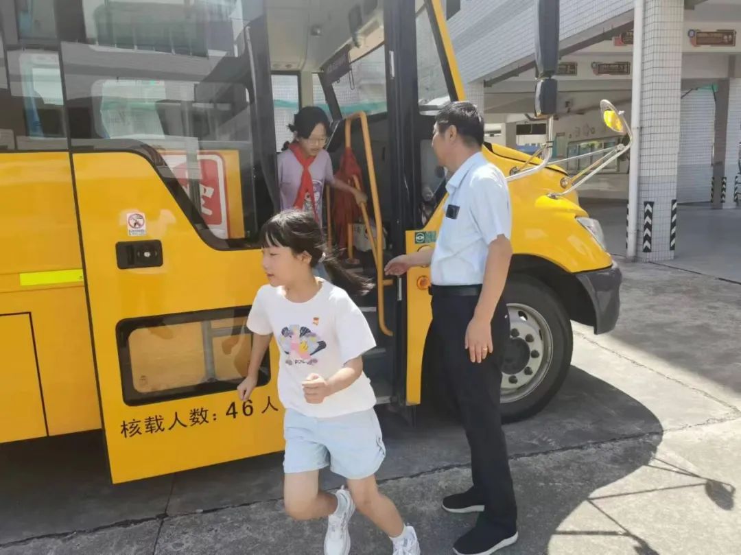 強化校車安全意識 共筑學生安全防線——記鄒區二實小校車安全應急疏散演練活動 強化校車安全意識 共筑學生安全防線——記鄒區二實小校車安全應急疏散演練活動