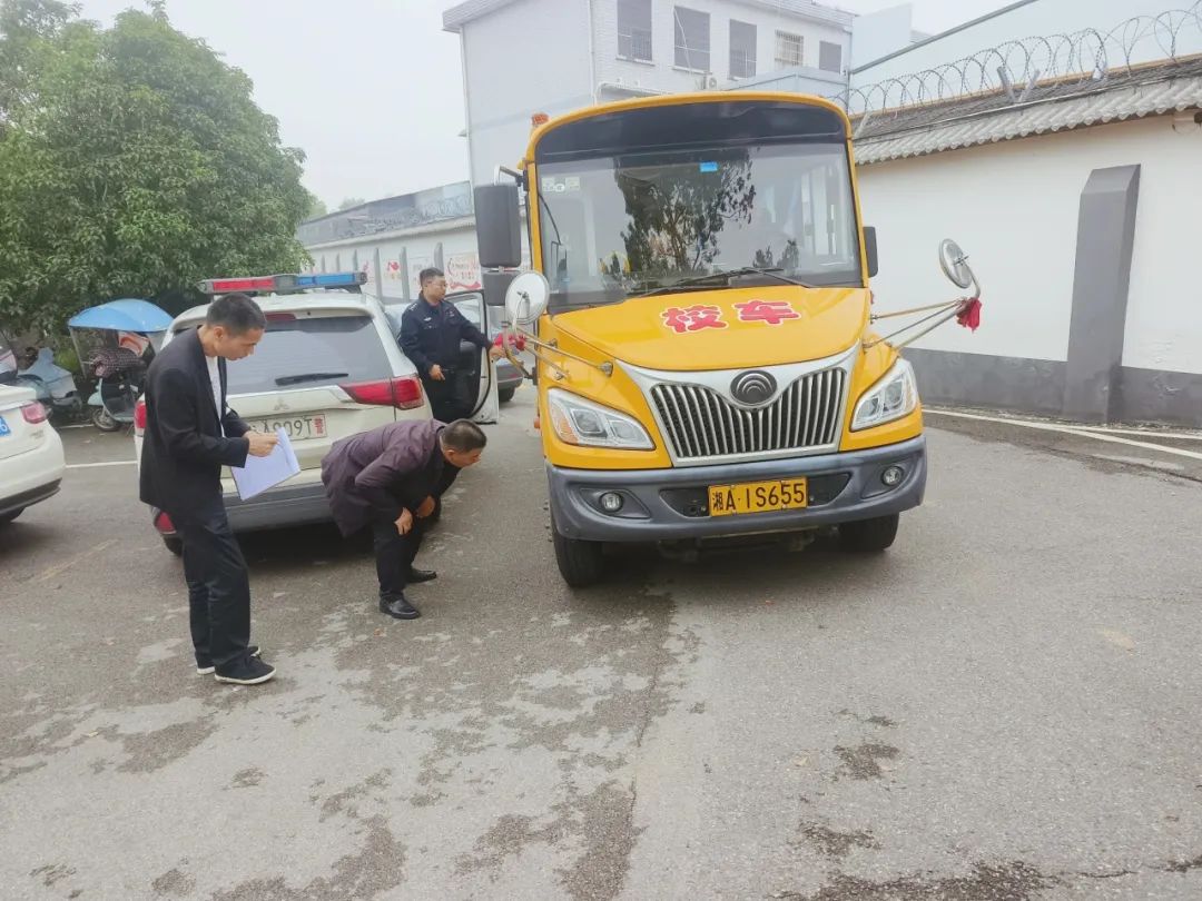 望城區多部門聯動開展校車聯合執法檢查行動/ 圖片