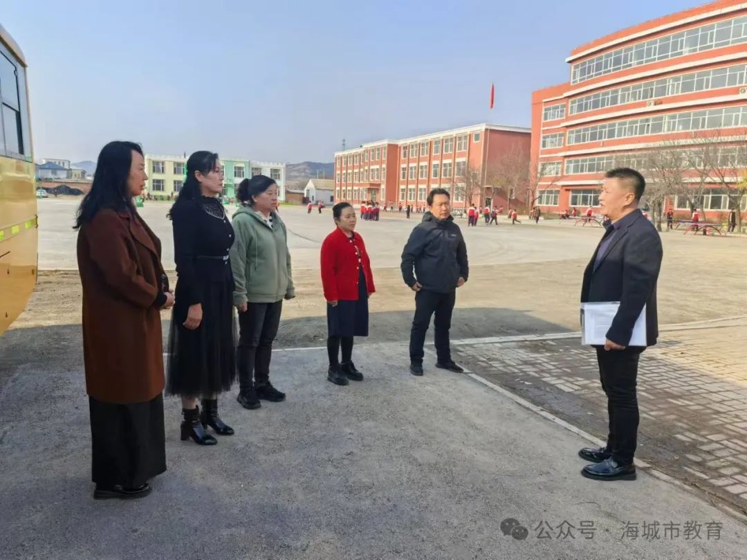 海城市教育局聯(lián)合市公安局交通管理大隊(duì)開展校車安全大排查 護(hù)航平安上學(xué)路 圖片