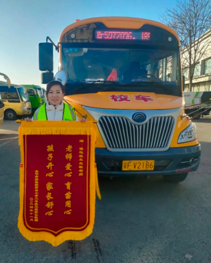 市交發(fā)集團(tuán)所屬保運(yùn)集團(tuán)校車照管員暖心服務(wù)獲好評/ 市交發(fā)集團(tuán)所屬保運(yùn)集團(tuán)校車照管員暖心服務(wù)獲好評