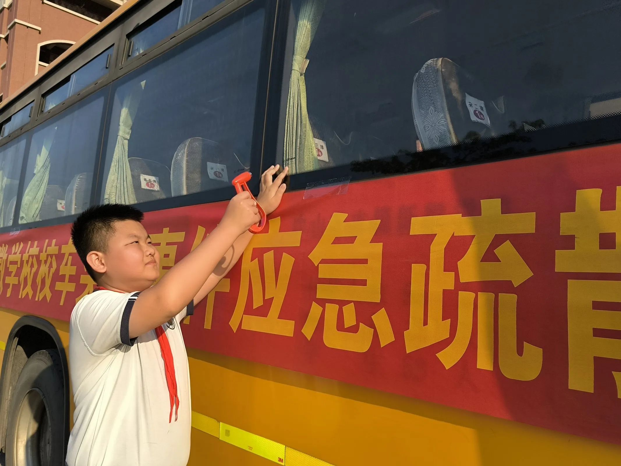 為愛護航,安全伴我行——古鎮新徽學校校車安全演練活動紀實 為愛護航,安全伴我行——古鎮新徽學校校車安全演練活動紀實