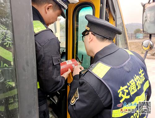 宜春市交通運(yùn)輸執(zhí)法支隊(duì):校車安全齊抓共管 全力護(hù)航學(xué)生安全 宜春市交通運(yùn)輸執(zhí)法支隊(duì):校車安全齊抓共管 全力護(hù)航學(xué)生安全