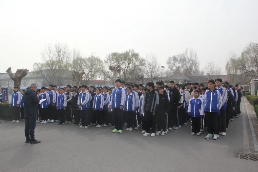 龍山中學(xué)開展校車安全應(yīng)急演練活動(dòng)/ 圖片