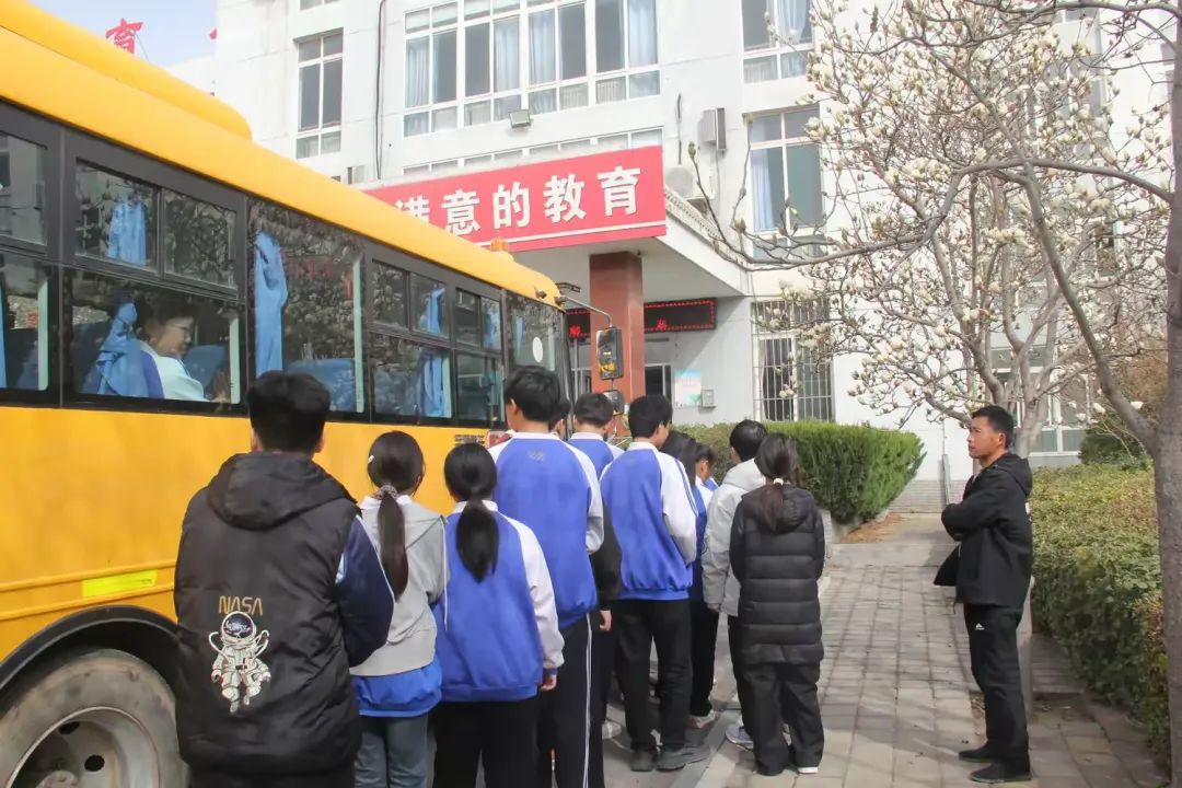 龍山中學(xué)開展校車安全應(yīng)急演練活動(dòng)/ 圖片