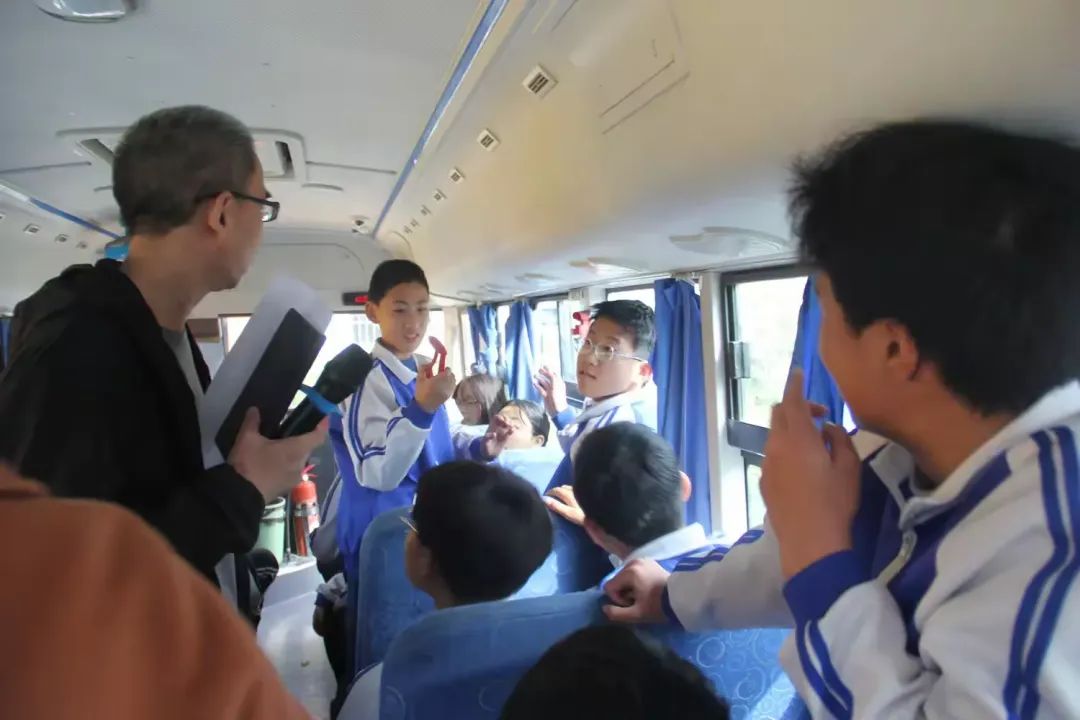 龍山中學(xué)開展校車安全應(yīng)急演練活動(dòng)/ 圖片