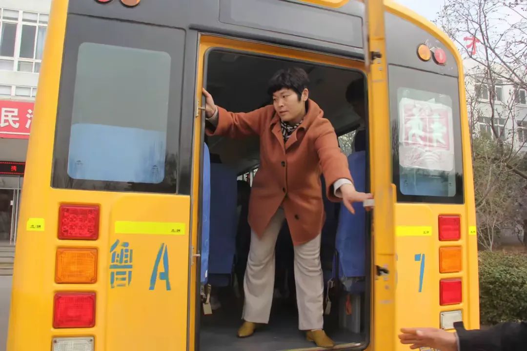 龍山中學(xué)開展校車安全應(yīng)急演練活動(dòng)/ 圖片