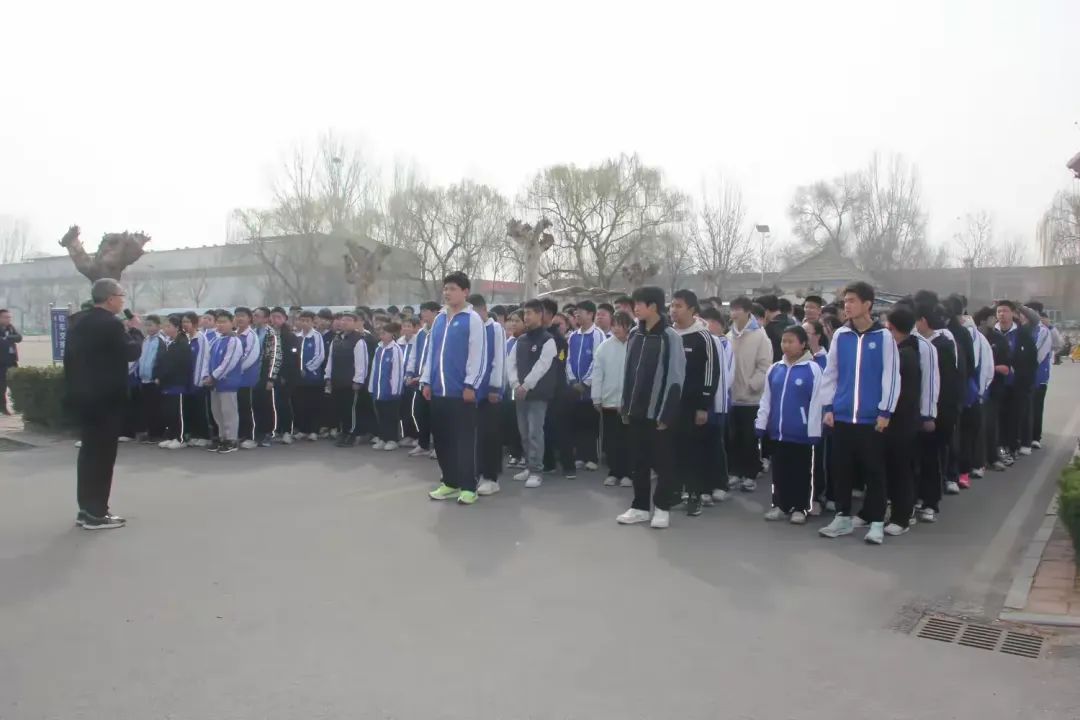 龍山中學(xué)開展校車安全應(yīng)急演練活動(dòng)/ 圖片