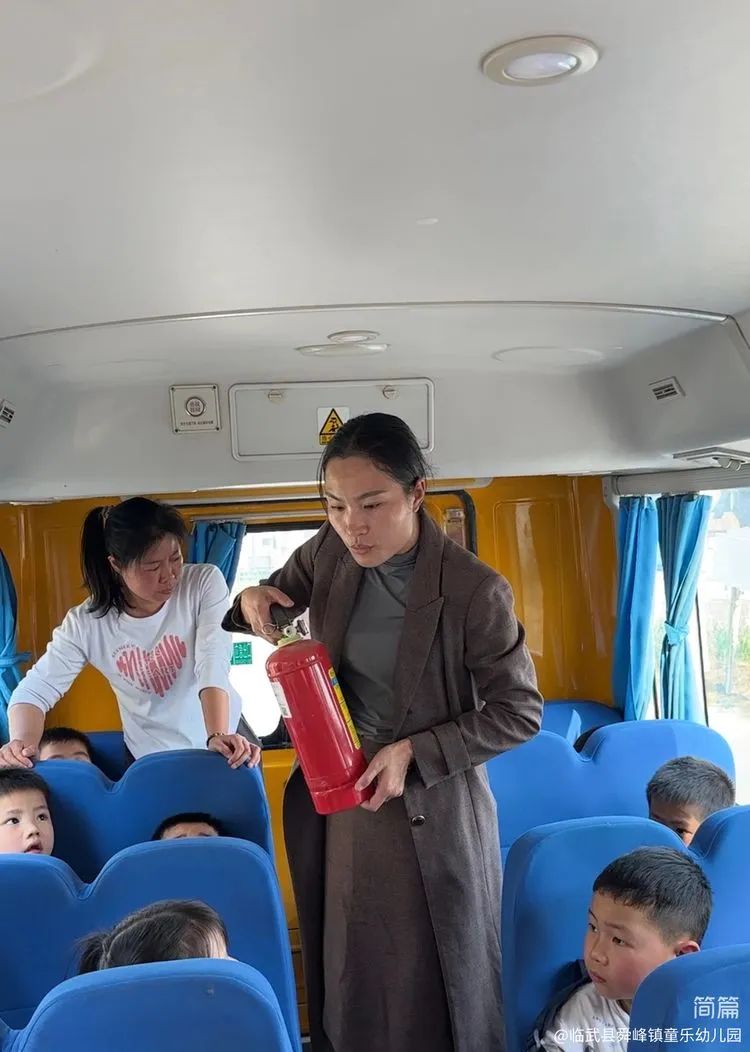 “為愛護航,校車安全伴我行”——童樂幼兒園校車安全演練 “為愛護航,校車安全伴我行”——童樂幼兒園校車安全演練