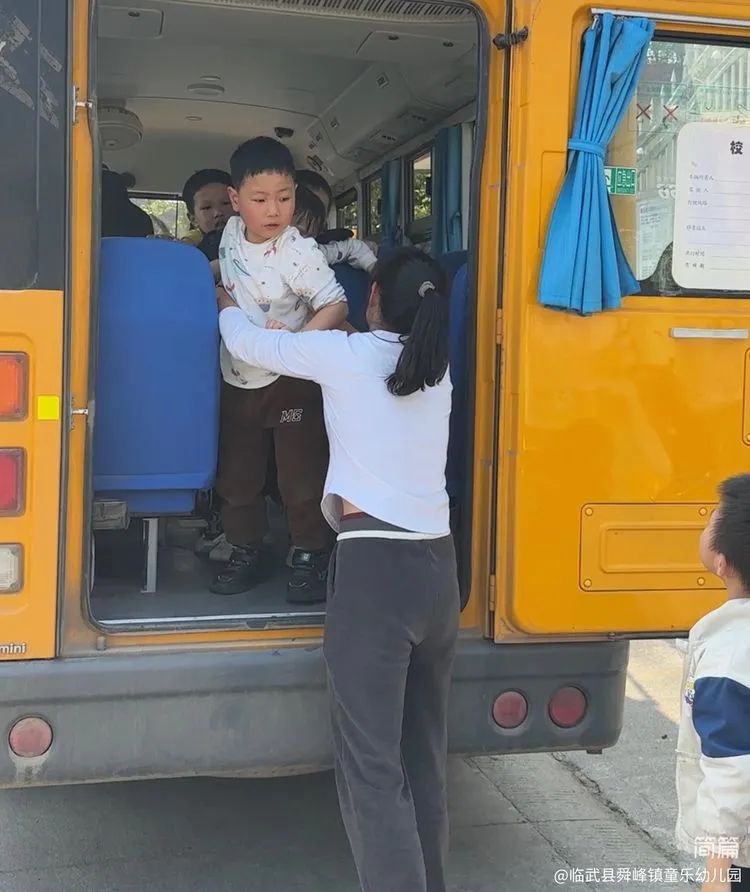 “為愛護航,校車安全伴我行”——童樂幼兒園校車安全演練 “為愛護航,校車安全伴我行”——童樂幼兒園校車安全演練
