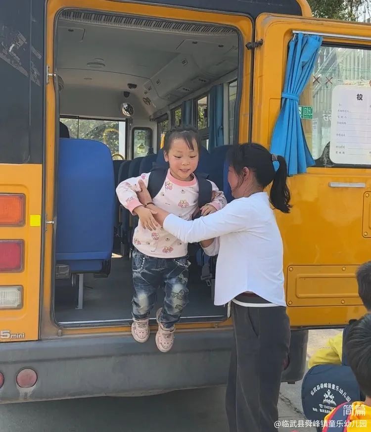 “為愛護航,校車安全伴我行”——童樂幼兒園校車安全演練 “為愛護航,校車安全伴我行”——童樂幼兒園校車安全演練