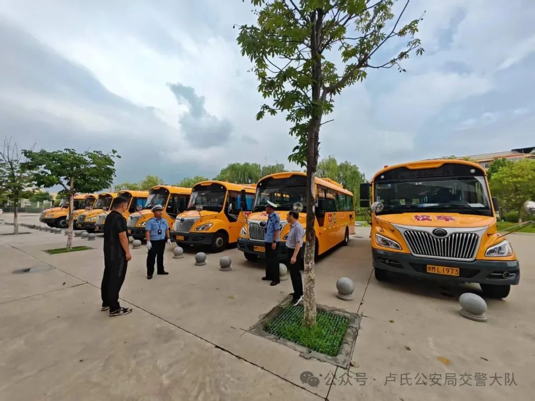 盧氏交警:敲響暑期校車“安全警鐘”! 盧氏交警:敲響暑期校車“安全警鐘”!