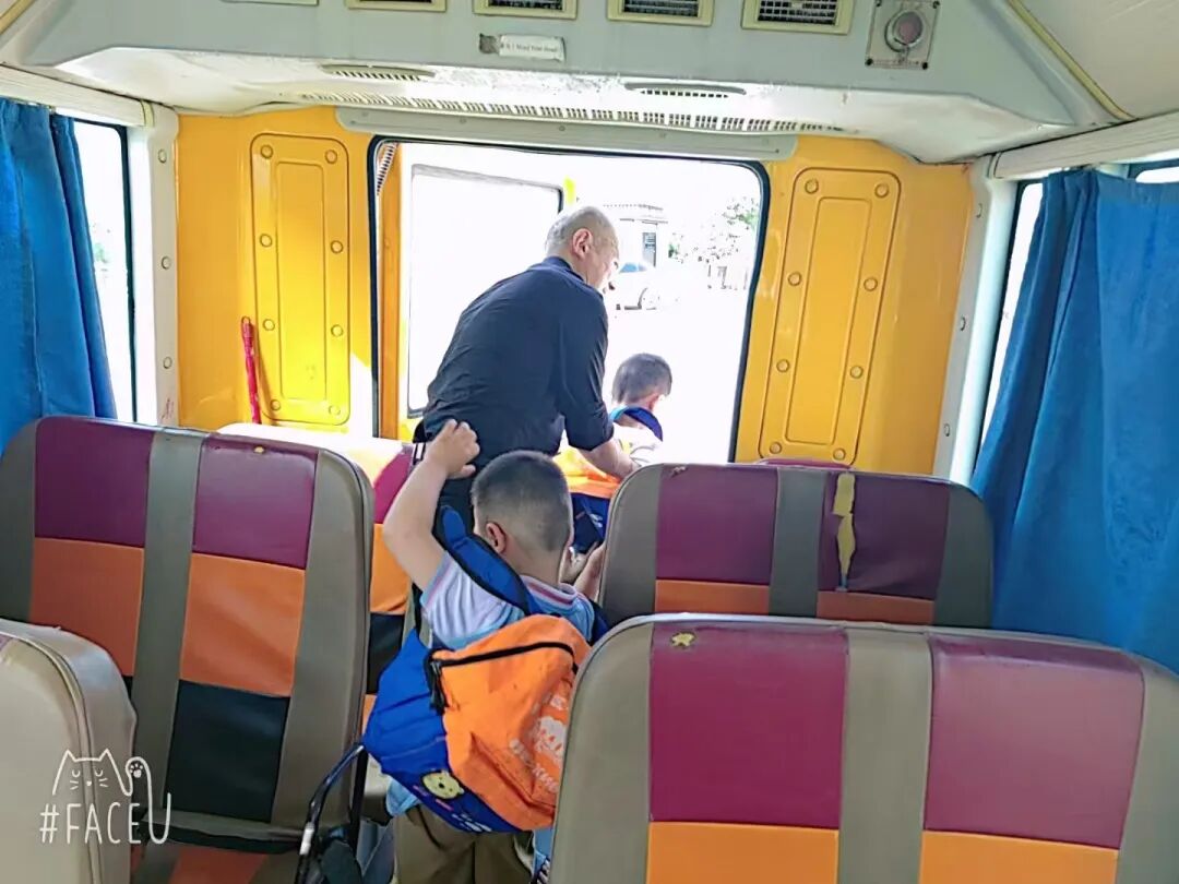 華林幼兒園校車逃生演練:為孩子安全“加碼” 華林幼兒園校車逃生演練:為孩子安全“加碼”