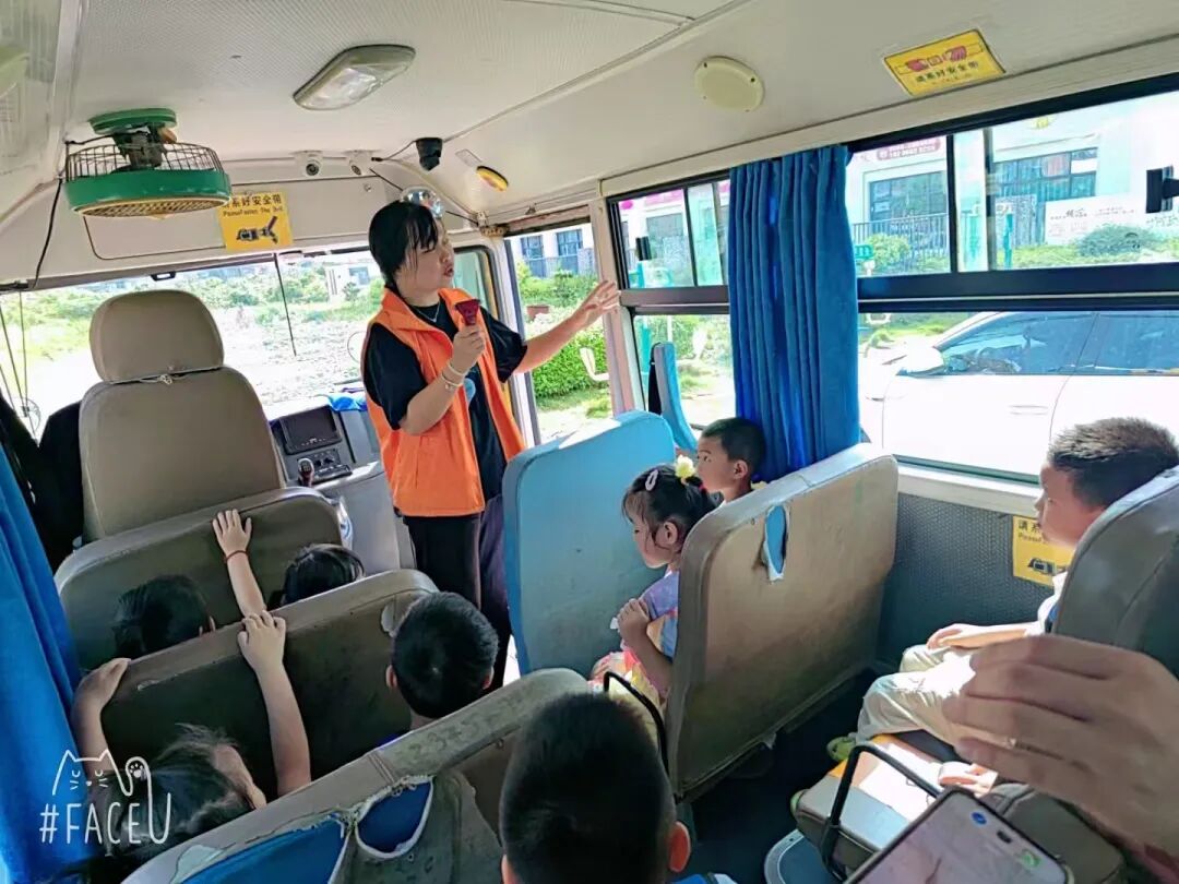 華林幼兒園校車逃生演練:為孩子安全“加碼” 華林幼兒園校車逃生演練:為孩子安全“加碼”