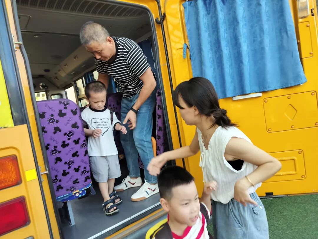 【校車安全】安全乘校車 平安伴我行——榜頭鎮藍天幼兒園校車安全應急演練 【校車安全】安全乘校車 平安伴我行——榜頭鎮藍天幼兒園校車安全應急演練