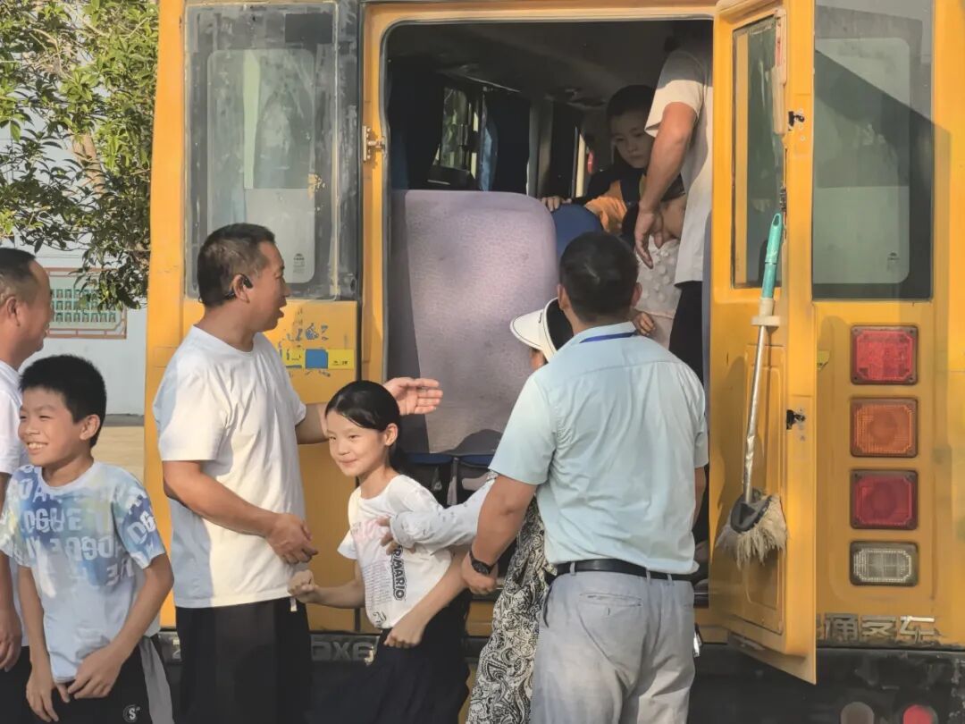 以練筑安全,守護上學路——古埠鎮中心小學開展校車安全應急演練 以練筑安全,守護上學路——古埠鎮中心小學開展校車安全應急演練