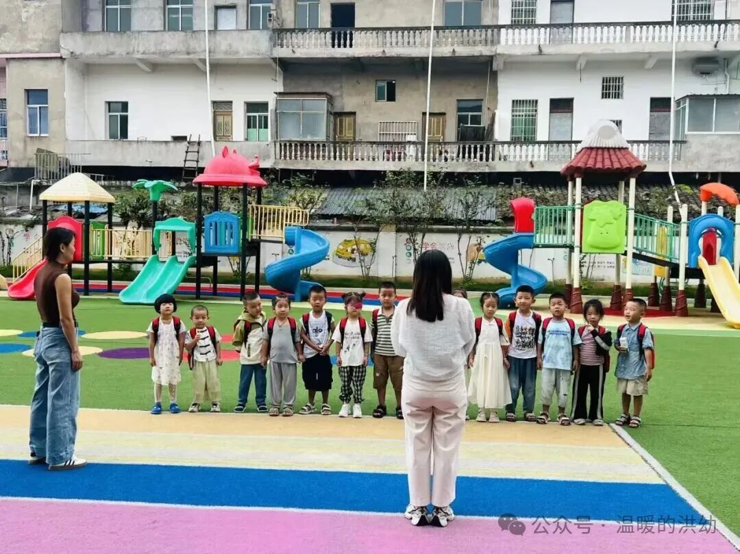校車安全伴我行，筑牢幼兒出行“生命線”——洪家嘴中心幼兒園開展校車應急演練