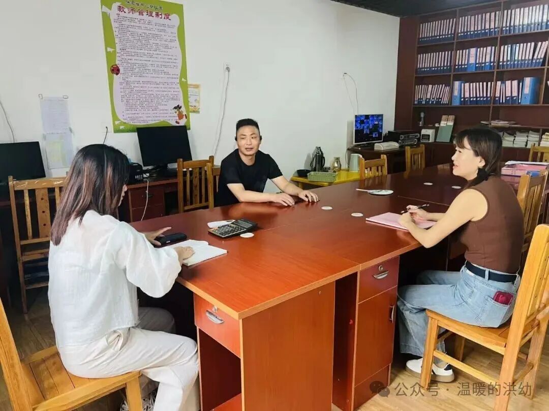 校車安全伴我行，筑牢幼兒出行“生命線”——洪家嘴中心幼兒園開展校車應急演練