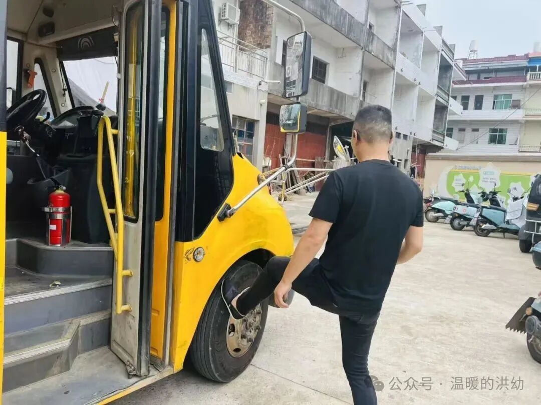 校車安全伴我行，筑牢幼兒出行“生命線”——洪家嘴中心幼兒園開展校車應急演練