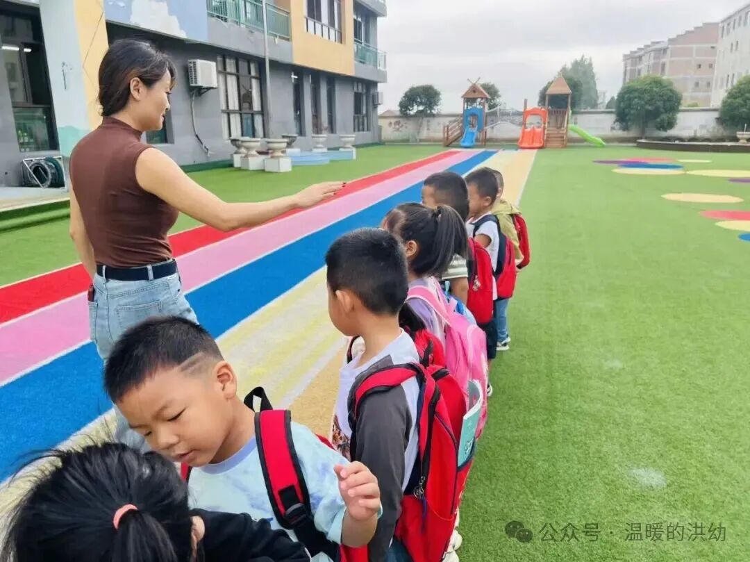 校車安全伴我行，筑牢幼兒出行“生命線”——洪家嘴中心幼兒園開展校車應急演練