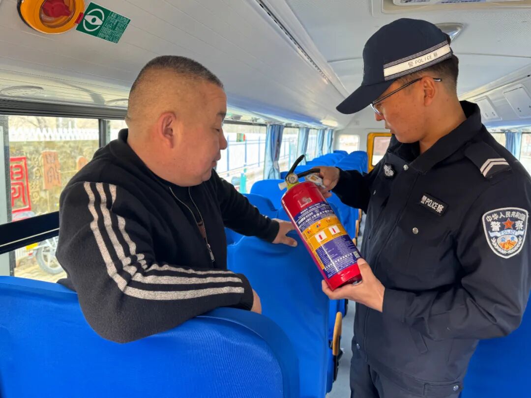 富蘊(yùn)公安：繪就校車平安底色 踐行公安溫暖守護(hù)