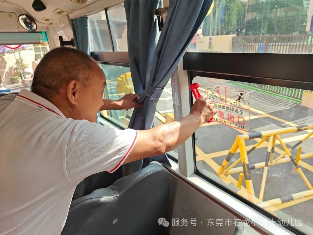 【校車演練】安全乘車，伴我同行——小博士幼兒園校車逃生安全演練活動(dòng)