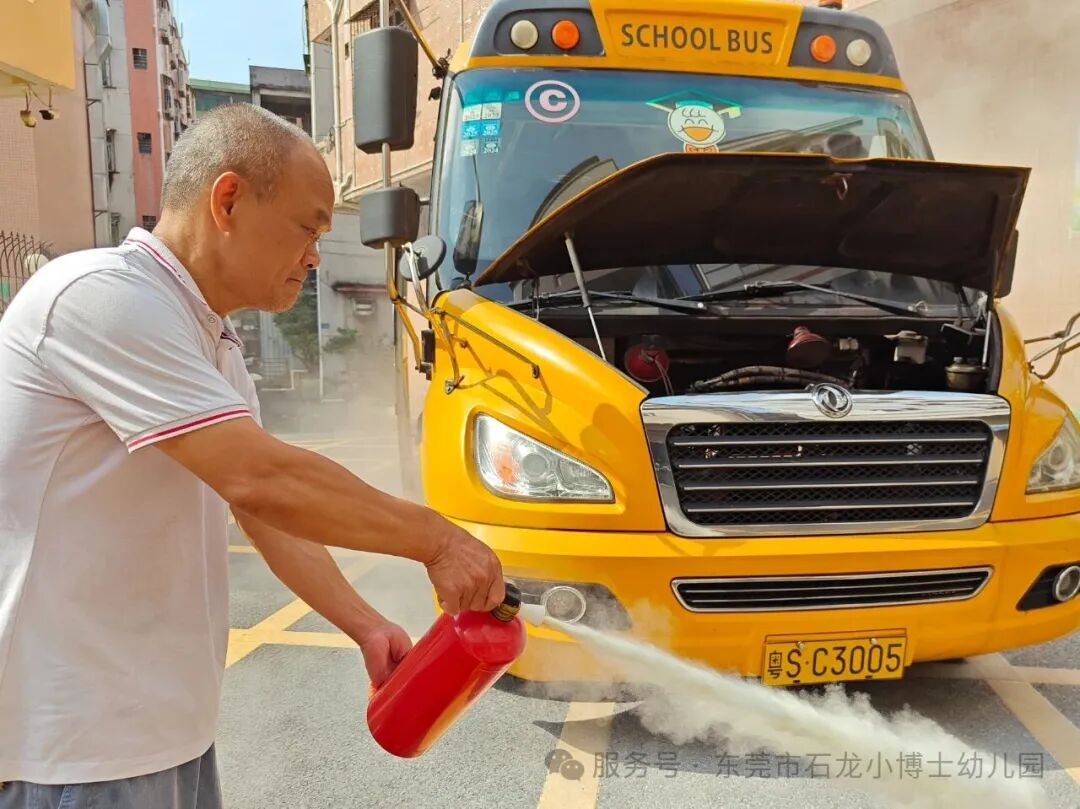 【校車演練】安全乘車，伴我同行——小博士幼兒園校車逃生安全演練活動(dòng)