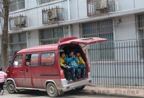 坐正規(guī)校車,護(hù)孩子平安 坐正規(guī)校車,護(hù)孩子平安