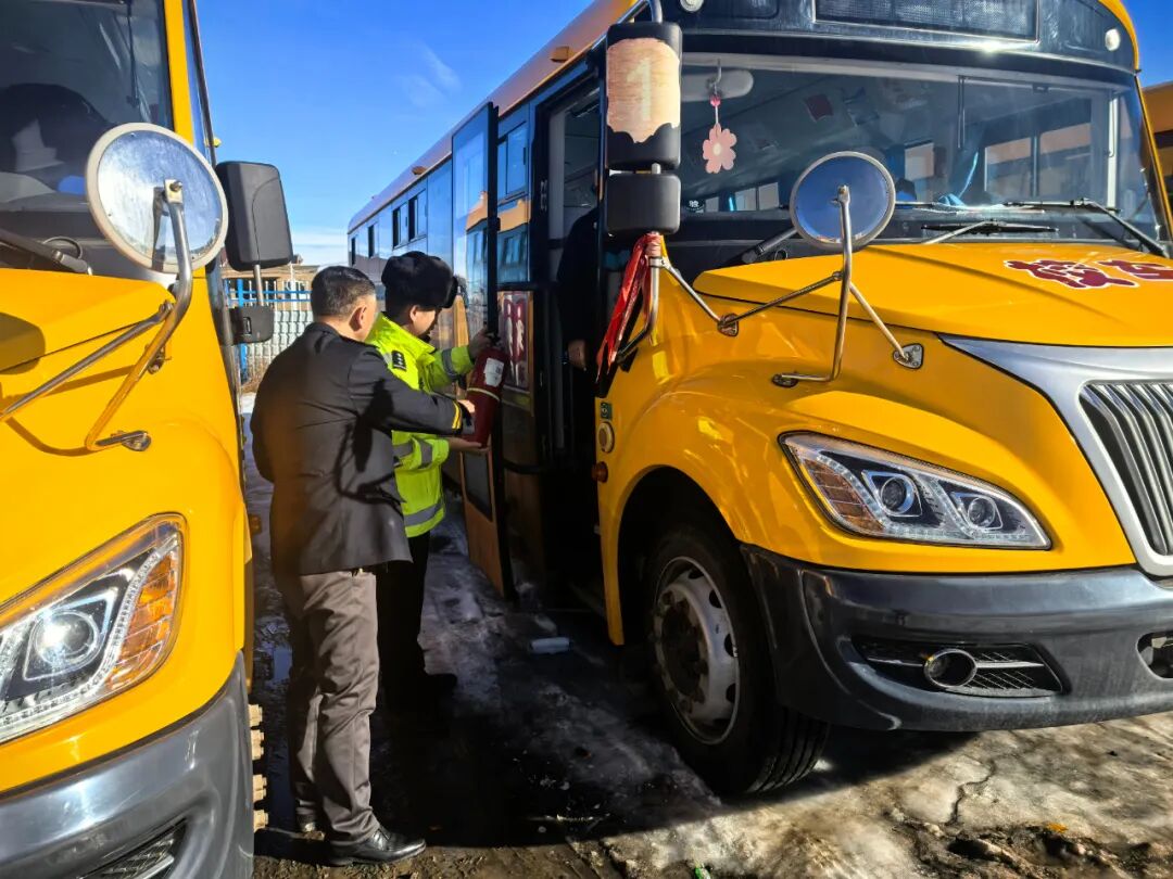 雪假即將結束,烏魯木齊交警為校車安全擰緊“安全閥” 雪假即將結束,烏魯木齊交警為校車安全擰緊“安全閥”