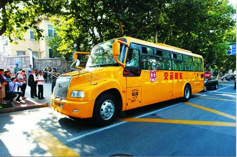 看國外校車 發展中國安全校車