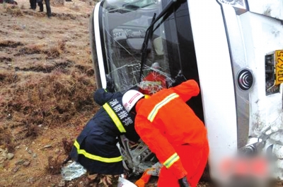 甘南“校車”側翻致1死8傷 學生從破碎車窗逃生 甘南“校車”側翻致1死8傷 學生從破碎車窗逃生