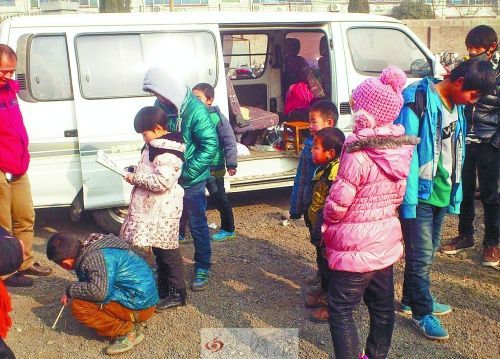 核載6人校車坐18學(xué)生被查 一女孩對鏡頭擺V字手勢 核載6人校車坐18學(xué)生被查 一女孩對鏡頭擺V字手勢