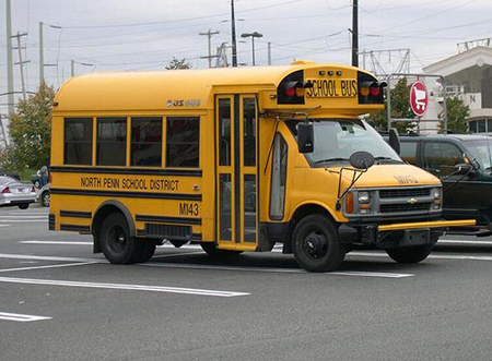 幼童黑校車上墜落身亡 什么樣的車能擔當校車責任