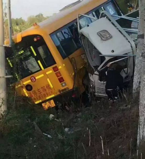 一場車禍引發(fā)的思考 為中國校車正名 一場車禍引發(fā)的思考 為中國校車正名