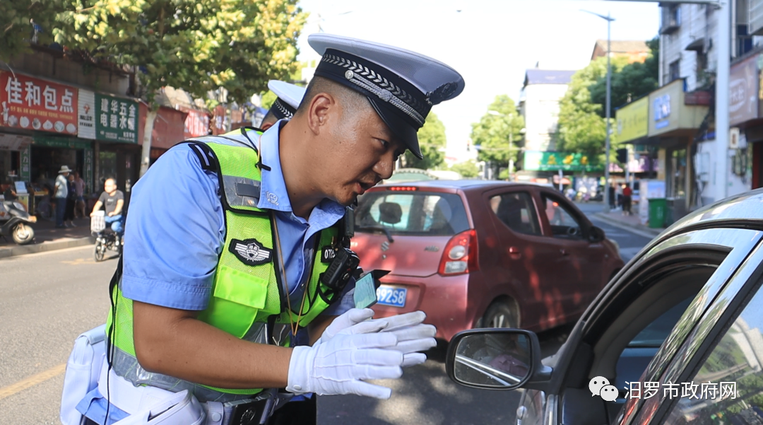 路遇校車該怎么讓？汨羅交警現(xiàn)場查處，教你省3分