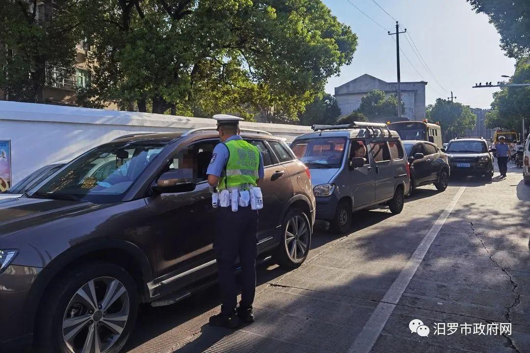 路遇校車該怎么讓？汨羅交警現(xiàn)場查處，教你省3分