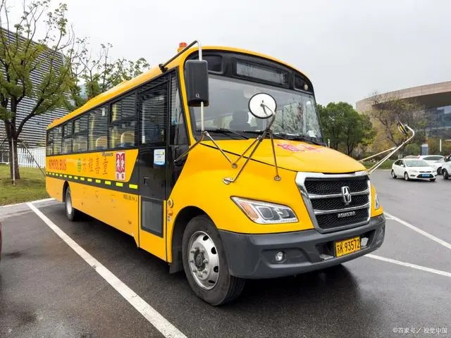 開車避讓校車要遵循兩條道原則，不遵守會罰款扣分，千萬要注意