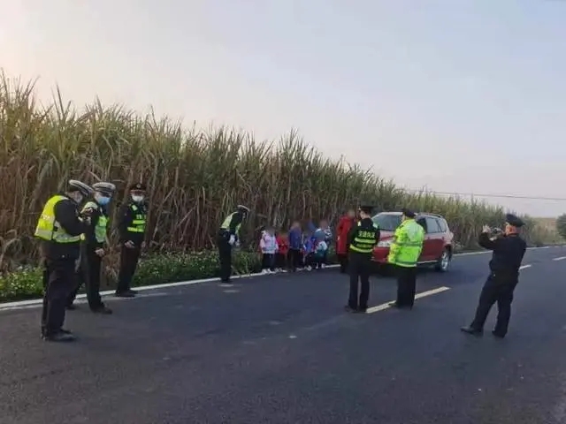 收了“接送費”,卻如此接孩子?!家長們,你們真的能放心嗎? 收了“接送費”,卻如此接孩子?!家長們,你們真的能放心嗎?