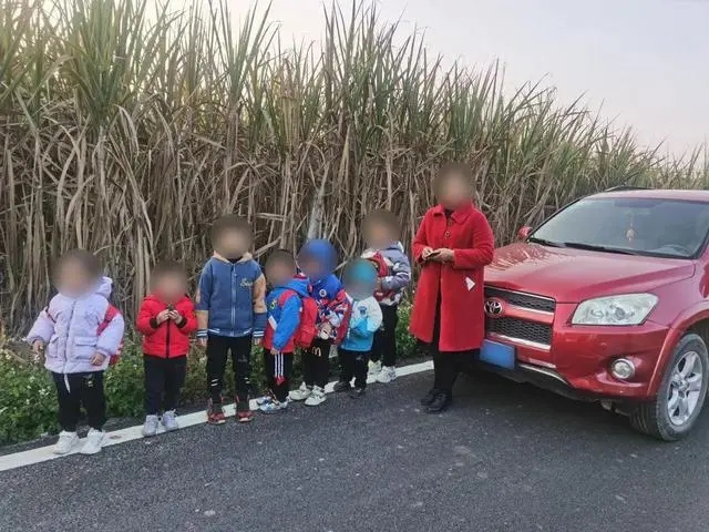 收了“接送費”,卻如此接孩子?!家長們,你們真的能放心嗎? 收了“接送費”,卻如此接孩子?!家長們,你們真的能放心嗎?