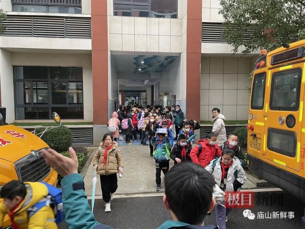 大鼻子校車開進廟山,一所小學就有1400人報名 大鼻子校車開進廟山,一所小學就有1400人報名