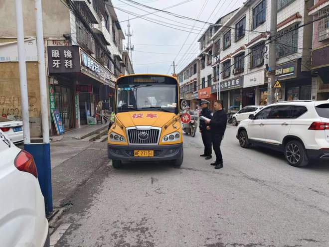 筑牢校車安全防線,確保校車安全運行 ——新邵坪上鎮(zhèn)聯(lián)合執(zhí)法校車安全檢查 筑牢校車安全防線,確保校車安全運行 ——新邵坪上鎮(zhèn)聯(lián)合執(zhí)法校車安全檢查