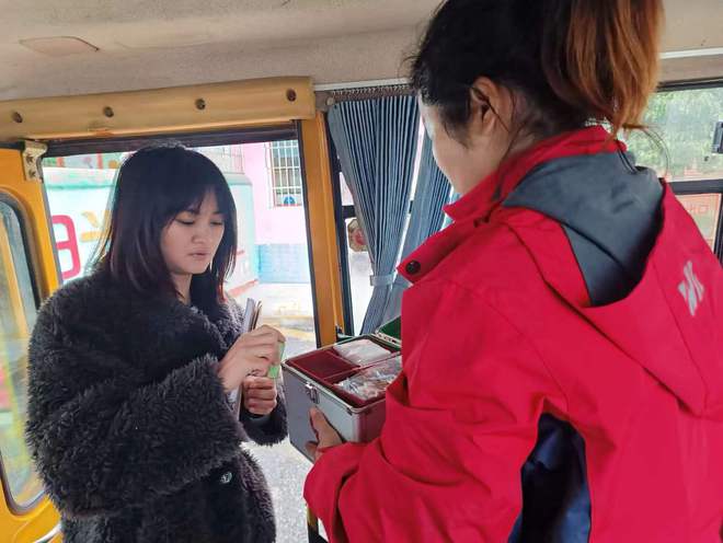 筑牢校車安全防線,確保校車安全運行 ——新邵坪上鎮(zhèn)聯(lián)合執(zhí)法校車安全檢查 筑牢校車安全防線,確保校車安全運行 ——新邵坪上鎮(zhèn)聯(lián)合執(zhí)法校車安全檢查