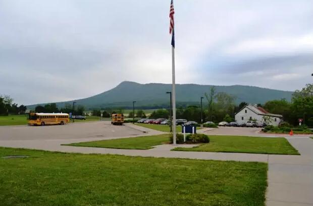 揭美國(guó)中小學(xué)校車(chē)：從細(xì)節(jié)保護(hù) 享最高特權(quán)