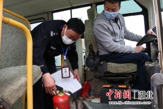 宜都交警為校車檢驗開辟“綠色通道” 宜都交警為校車檢驗開辟“綠色通道”