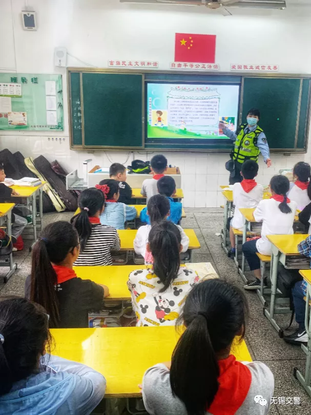 這樣的“黑校車”,你敢讓孩子坐嗎? 這樣的“黑校車”,你敢讓孩子坐嗎?