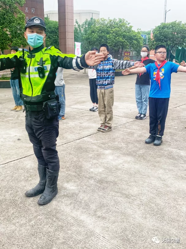 這樣的“黑校車”,你敢讓孩子坐嗎? 這樣的“黑校車”,你敢讓孩子坐嗎?