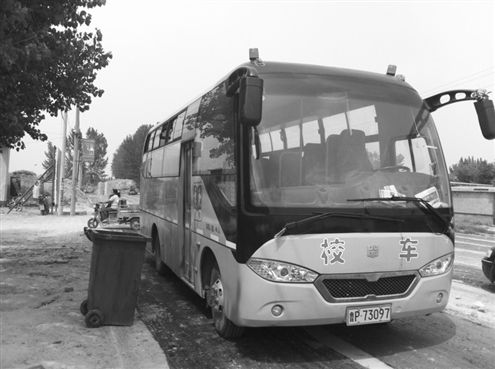 “空殼公司”搶占聊城茌平校車市場? 停放在杜郎口中心小學門前的46座校車